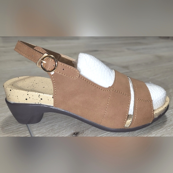 👡Macy's Brown Open Toe Wedges w/gold buckle **BUY 1 GET 1** - Picture 2 of 10